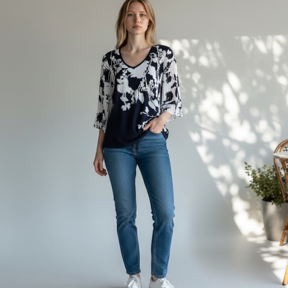 Chicos Navy White Floral Knit V-Neck Top Pleated Bell Sleeve Size 2 Large L